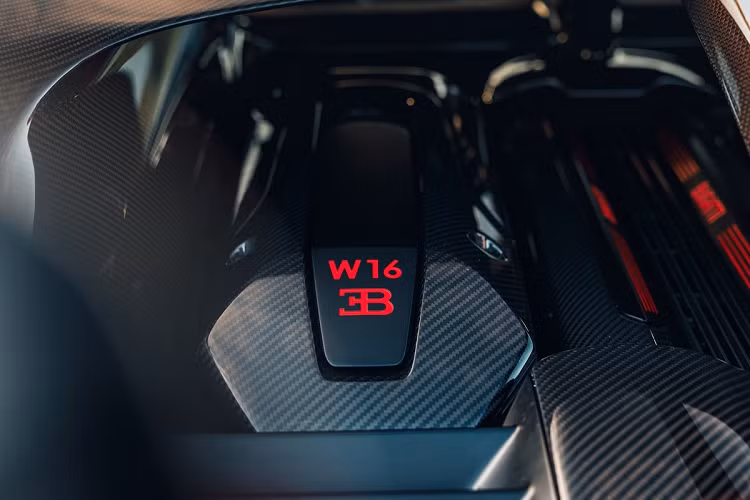 Chiron Pur Sport vẫn sử dụng khối động cơ W16 8.0L, sản sinh công suất 1.500 mã lực. Tỷ số truyền của hộp số cũng được thay đổi, giúp cải thiện khả năng truyền tải công suất và khả năng phản hồi của động cơ hiệu quả hơn 40% so với Bugatti Chiron. Theo Bugatti, Chiron Pur Sport có tốc độ tối đa khoảng 350 km/h.