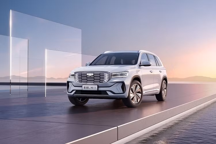 Phiên bản mới của dòng SUV cỡ trung Geely Xingyue L đã lần đầu tiên trình làng tại thị trường Trung Quốc vào hồi tháng 4 năm nay. Sau hơn nửa năm, mẫu xe này chuẩn bị được bổ sung phiên bản hybrid mới mang tên Thor Hi·X. Trước thời điểm đó, những hình ảnh, thông tin và giá tạm tính của Geely Xingyue L Thor Hi·X 2022 mới tại thị trường Trung Quốc đã được hé lộ.