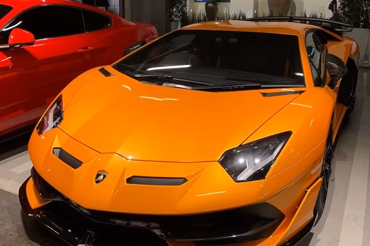 Aventador SVJ Roadster được trang bị động cơ V12 với góc nghiêng xy-lanh 60 độ dung tích 6.5L cho công suất tối đa 760 mã lực tại vòng tua 8.500 vòng/phút, mô-men xoắn cực đại đạt 720 Nm tại vòng tua 6.750 vòng/phút kèm hộp số bán tự động 7 cấp và hệ dẫn động bốn bánh và tính năng đánh lái bánh sau. Mẫu siêu xe được tích hợp 4 chế độ lái gồm Strada, Sport, Corsa và Ego Mode.