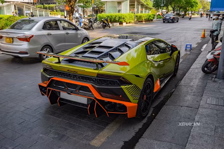 Cuối cùng, để làm tròn sự hầm hố của chiếc Huracan đặc biệt này, Đoàn Di Băng đã yêu cầu làm mới màu xe bằng việc chuyển sang màu xanh lá, bổ sung các sọc màu đen cũng giống với Huracan STO hay các đường viền màu đen, màu đỏ quanh thân xe tạo điểm nhấn.
