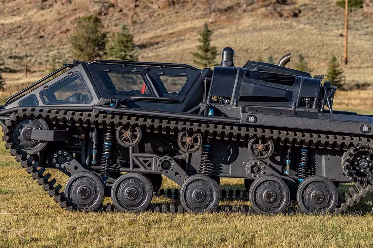 Mẫu Ripsaw EV3-F4 đang được rao bán có ngoại hình hầm hố với tông màu đen chủ đạo của lớp thân vỏ kim loại, hệ thống bánh xích...