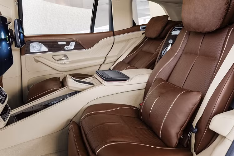 Mẫu xe SUV siêu sang Mercedes-Maybach GLS 600 4MATIC được kỳ vọng sẽ xác lập một tầm cao mới cho dòng xe SUV siêu sang. Được phát triển trên nền tảng khung gầm cỡ lớn của GLS, Mercedes-Maybach GLS mang đến một không gian nội thất cực kỳ rộng rãi với cấu hình 4 ghế ngồi, bao gồm 2 ghế thương gia ở phía sau.