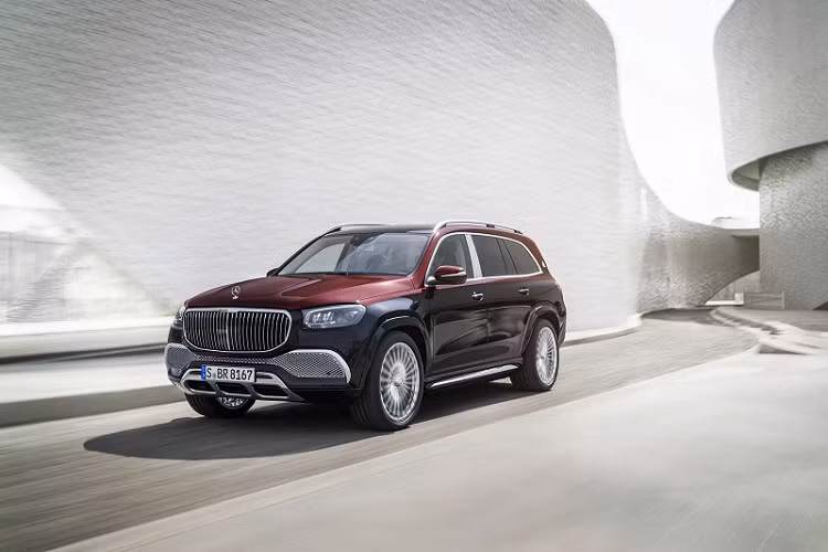 Mercedes-Benz Việt Nam sẽ cung cấp chế độ hậu mãi và chính sách bảo hành chính hãng 3 năm cho Mercedes-Maybach GLS 600 4MATIC. Với mức giá bán ra dự đoán từ 12,5 đến 14,5 tỷ đồng, xe sẽ rẻ hơn các đại lý tư nhân khoảng gần 4 tỷ đồng (đại lý tư nhân đang chào bán khoảng hơn 16 tỷ đồng).