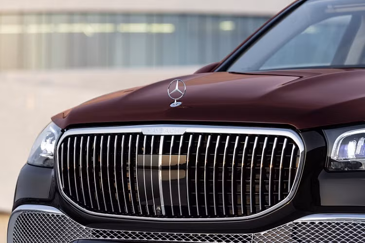 Diện mạo của Mercedes-Maybach GLS 600 4MATIC sẽ hoàn toàn khác biệt với mẫu SUV của thương hiệu Mercedes-Benz, với nhiều chi tiết mạ chrome sáng bóng. “Cưỡi” trên bộ mâm 23 inch đa chấu mang lại cho xe một dáng đứng bệ vệ và vững chãi. Ở phần đầu xe là bộ lưới tản nhiệt cỡ lớn bề thế gồm các nan dọc cứng cáp - vốn là chi tiết thiết kế mang tính thương hiệu của phân nhánh Mercedes-Maybach.