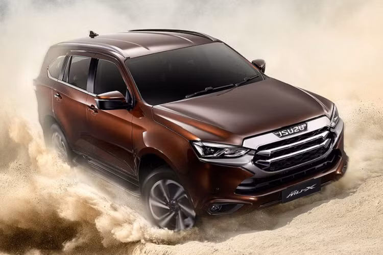 Vẫn chưa rõ khi về Việt Nam, Isuzu mu-X 2021 có bị cắt bỏ nhiều trang bị hay không nhưng nếu nhà sản xuất muốn mẫu xe này có sức hút mạnh như ở thị trường Thái Lan, dự kiến xe sẽ sở hữu tương đối đầy đủ tính năng dù điều này đồng nghĩa với giá bán của xe sẽ tăng mạnh. Hiện xe đang được phân phối tại Việt Nam với 4 phiên bản cùng giá khởi điểm từ 779 triệu và cao nhất lên tới 1,12 tỷ đồng. Giá xe Isuzu mu-X thực tế tại đại lý thường được giảm khá sâu nhưng luôn ế khách..