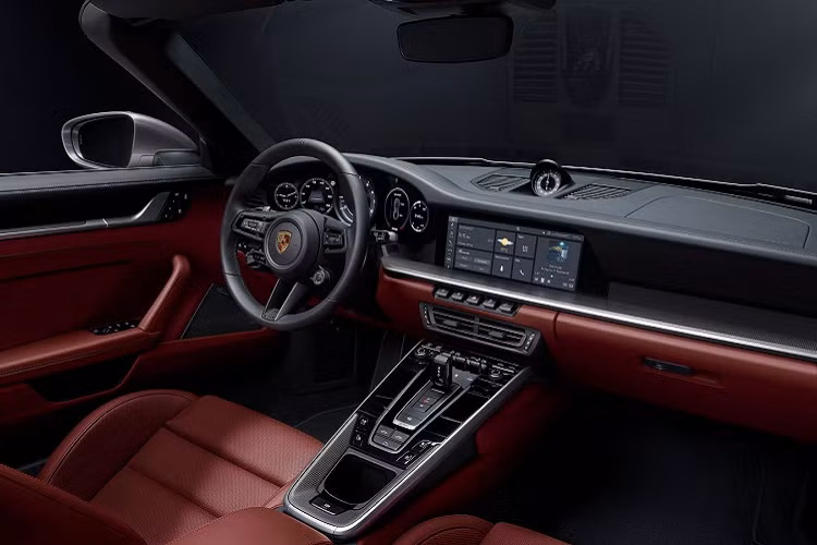 Porsche 911 Turbo S đời 992 đầu tiên về Việt Nam được trang bị khối động cơ 6 xy-lanh, dung tích 3.8 lít, tăng áp kép, sản sinh công suất tối đa 640 mã lực, tăng 60 mã lực so với phiên bản tiền nhiệm và mô-men xoắn cực đại 800 Nm, tăng thêm 50 Nm.