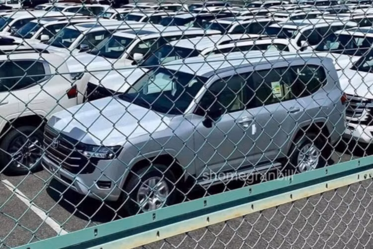 Theo nhân viên kinh doanh TMV, Toyota Land Cruiser thế hệ mới khả năng cao sẽ có giá bán giảm nhẹ so với Land Cruiser chính hãng đang phối hiện tại (4,030 tỷ đồng; V8 4.6L).