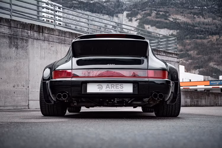 Với công nghệ thừa hưởng từ chiếc siêu xe Porsche 959 đầu bảng mạnh mẽ, 964 mang trên mình trọng trách lớn lao khi phải tiếp bước thành công của hai thế hệ đàn anh đi trước và phải gánh thêm nhiệm vụ củng cố hình ảnh của hãng khi toàn cầu đang trải qua một đợt suy thoái kinh tế. 964 bước ra trong khi có rất nhiều hoài nghi Porsche sẽ dừng sản xuất dòng 911, lúc này hãng xe từ Stuttgart đang sản xuất 944 và đang lên kế hoạch cho thế hệ 968 kế tiếp.