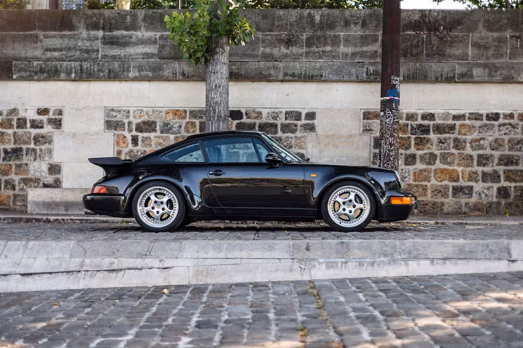 Ares Design đã quyết định đem tới cho chiếc 964 Turbo một diện mạo có phần “cổ điển” hơn. Đầu tiên, họ đã trang bị cho xe phần nắp động cơ phía sau mới với cánh gió theo phong cách “Ducktail” lấy cảm hứng từ mẫu Carrera RS 2.7 từ những năm 70. Thêm vào đó, thương hiệu đã trang bị thêm cho bản độ bộ mâm được thiết kế lấy cảm hứng từ bộ mâm 5 chấu Fuchs huyền thoại của những chiếc 911.