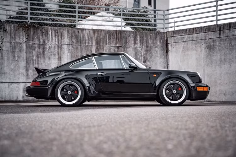 Ở thế hệ này, Porsche 964 Turbo thể thao vẫn được trang bị động cơ với dung tích 3,3 lít giống với một số biến thể cuối cùng của dòng 930 trước khi chuyển đổi sang thế hệ mới 964. Chiếc xe vẫn mang dáng vẻ tổng thể tương đồng với 930 trước đó với các chi tiết như thiết kế đèn chiếu sáng tròn góc cạnh, cánh gió sau kéo dài.