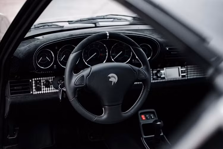 Nhưng Porsche đã tiếp tục dòng 911 và với rất nhiều nâng cấp so với hai thế hệ trước, 85% chi tiết mới và gần như không sử dụng lại cấu trúc của dòng 911 cũ. Trong vòng đời của mình, tổng cộng có gần 64,000 chiếc 964 được bán ra, và rất nhiều fan hâm mộ cho rằng dòng 964 chính là dòng 911 đẹp nhất từ nhà Porsche.