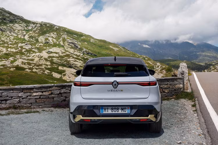 Mégane E-Tech của Renault là chiếc xe đầu tiên sử dụng nền tảng CMF-EV, chia sẻ nền tảng với Nissan Ariya. Xe được trang bị một động cơ điện có sẵn ở hai đầu ra khác nhau, với công suất 129 mã lực và mô-men xoắn 250 Nm hoặc phiên bản cao hơn với mức công suất đầu ra 215 mã lực, mô-men xoắn 300 Nm. Phiên bản mạnh mẽ nhất cho phép xe tăng tốc từ 0 - 100 km/h chỉ trong vòng 7,4 giây và có tốc độ tối đa được giới hạn điện tử ở mức 160 km/h.