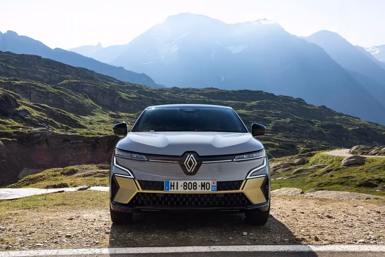 Renault Mégane E-Tech chạy điện hầu như vẫn sở hữu thiết kế tổng thể của mẫu xe Concept với những thay đổi rất nhỏ, giữ lại dáng vẻ thể thao, năng động của chiếc Crossover đặc trưng. Xe được chắp bút thiết kế dựa trên ngôn ngữ “Sensual Tech” với logo Nouvel R hiện đại.