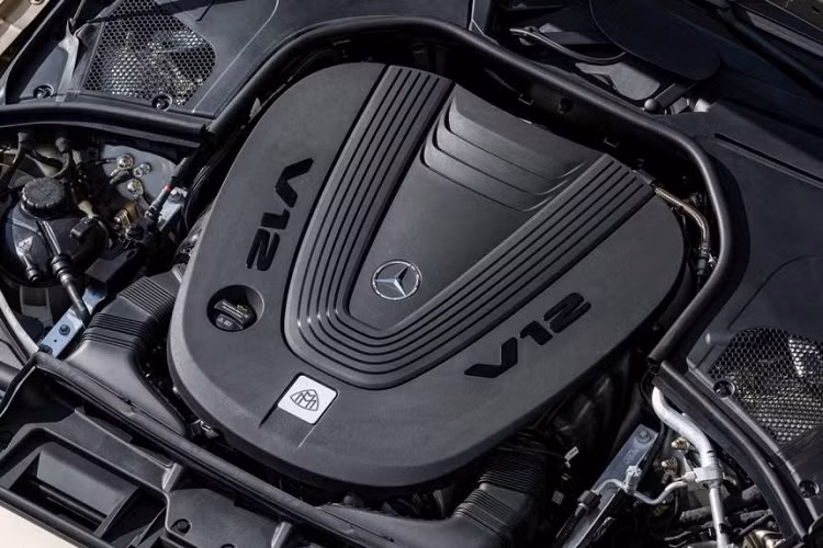 Hiện hãng Mercedes-Benz chưa hé lộ thông số kỹ thuật của động cơ dùng cho Mercedes-Maybach S680 2021. Trong khi đó, Mercedes-Maybach S650 cũ được trang bị động cơ xăng V12, tăng áp kép, dung tích 6.0L với công suất tối đa 621 mã lực. Nhiều khả năng động cơ này sẽ được bê nguyên sang Mercedes-Maybach S680 thế hệ mới. Chưa hết, dòng Mercedes-Benz S-Class sẽ lần đầu tiên có sự kết hợp giữa động cơ xăng V12 và hệ dẫn động 4 bánh toàn thời gian.