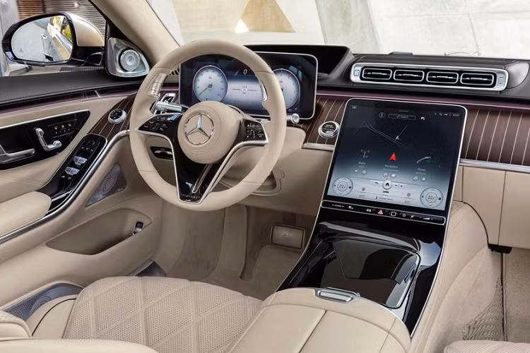Về thiết kế bên ngoài, Mercedes-Maybach S680 2021 có vẻ không khác gì các bản còn lại của dòng xe siêu sang này. Theo đó, xe cũng được trang bị phần đầu xe khác với Mercedes-Benz S-Class 2021 thông thường, thể hiện qua lưới tản nhiệt với nhiều nan mạ crôm nằm dọc. Thêm vào đó là tay nắm cửa có thể bật lên, thụt xuống, cửa tự hít, cửa sổ trời toàn cảnh Panorama, bộ vành hợp kim đa chấu riêng và logo Maybach phát sáng trên cột C.