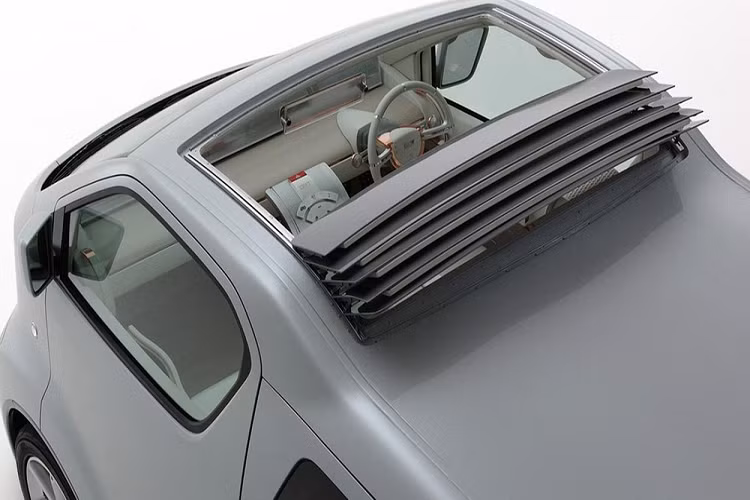 Toyota không cung cấp nhiều thông tin chi tiết về những gì có ở dưới nắp capô, nhưng chúng ta được biết rằng DMT có trang bị một động cơ xăng dung tích 2.4 lít mà cũng được lắp trong các mẫu RAV4 và Previa cùng thời đó. Tuy nhiên, nếu DMT được đưa vào sản xuất thật, nó có lẽ sẽ nhận được một trong những hệ truyền động hybrid của nhà sản xuất xe Nhật Bản.