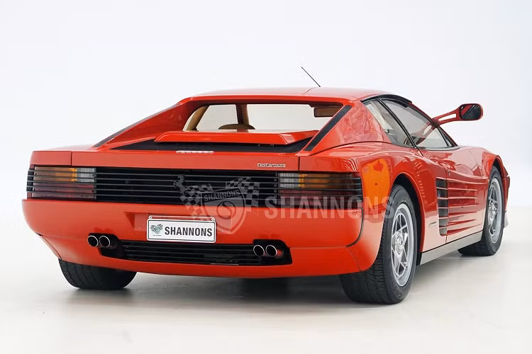 Chiếc Ferrari Testarossa từng của Elton John đã được bán đấu giá tại một sự kiện tại TP Melbourne, Australia. Dự kiến chiếc siêu xe Italy thu được 216.000 - 250.000 USD, tuy nhiên lại vượt ngoài kỳ vọng khi thu về 300.000 USD.