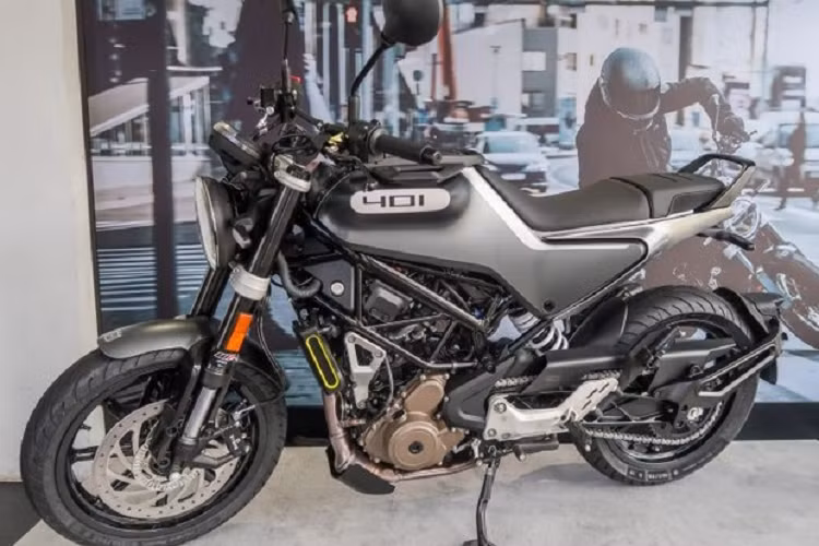 Được biết, chiếc xe naked-bike Husqvarna Svartpilen mang thiết kế Tracker cổ điển với tay lái cao cao, tư thế ngồi thoải mái. Ngược lại, mẫu Husqvarna Vitpilen cũng mang thiết kế cổ điển, nhưng đi theo phong cách Cafe Racer với tay lái được bố trí thấp, tạo nên tư thế ngồi chồm khá thể thao.