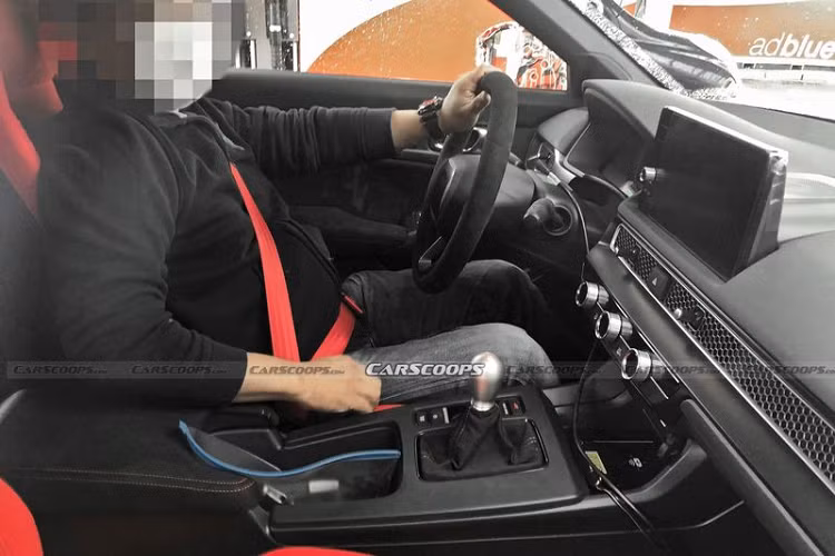 Tất nhiên, Civic Type R 2022 cũng sở hữu một số chi tiết thể thao hơn bản thường, ví dụ như các ghế thể thao màu đỏ, có logo “Type R” trên tựa đầu, dây đai an toàn màu đỏ và đường khâu tương phản màu đỏ trên bảng điều khiển trung tâm.