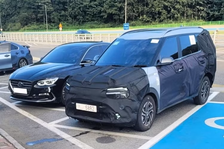 Việc hãng Kia hiện đang phát triển một mẫu MPV cỡ nhỏ đã không còn là bí mật trong làng ôtô. Được gọi bằng tên mã KY, mẫu MPV mới này đã nhiều lần bị bắt gặp đang chạy thử trên đường phố Ấn Độ và Hàn Quốc. Cách đây không lâu, đã có tin đồn cho rằng mẫu MPV cỡ nhỏ mới của Kia sẽ được gọi bằng cái tên Carens. Đến nay, hãng đã chính thức xác nhận sẽ ra mắt mẫu MPV Kia Carens 2022 mới này vào ngày 16/12/2021.