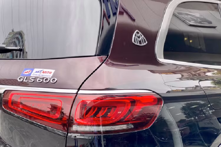 Maybach GLS 600 hội tụ đầy đủ tiện nghi phải có trên một mẫu xe SUV hạng sang như tủ lạnh, bàn làm việc (có giá 1.800 USD), màn hình giải trí cho hàng ghế sau.