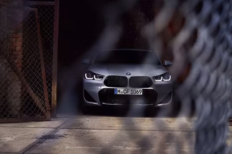 Chiếc xe crossover BMW X2 M Mesh Edition 2021 mới này còn nhận được nhiều chi tiết trang trí mới, bao gồm các tấm ốp ngoại thất độc quyền ở đầu, đuôi và thân xe, vòm bánh xe nổi bật với tấm ốp màu nâu ánh kim Frozen Black-Brown.