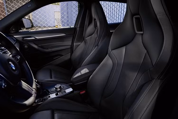 Bên cạnh đó, chiếc BMW X2 M Mesh Edition thể thao này được trang bị bộ la-zăng hợp kim 19 inch với lớp sơn hoàn thiện 2 màu độc đáo và gói trang trí Shadow Line từ BMW Individual, bao gồm khung cửa sổ, cột B, cột C và viền gương cửa màu đen bóng hầm hố.
