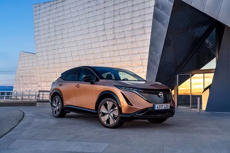 Theo thông tin từ Cục Sở hữu trí tuệ, mẫu xe điện Nissan Ariya chạy điên vừa được đăng ký bảo hộ kiểu dáng công nghiệp tại Việt Nam. Như vậy, nếu sớm được bán ra trong thời gian tới, Nissan Ariya sẽ có rất nhiều lợi thế khi là cái tên tiên phong sử dụng hệ truyền động hoàn toàn bằng điện trong phân khúc CUV cỡ C tại thị trường trong nước.