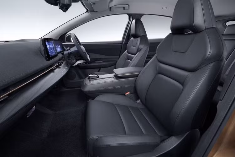 Là một mẫu crossover thuần điện nhưng kiểu dáng của Ariya lại mang hơi hướng SUV lai Coupe hoá với phần mui phía sau vát nhẹ xuống đuôi tạo cảm giác mềm mại hơn rất nhiều. Bên cạnh đó, mâm xe trên Ariya cũng sẽ có kích thước cao nhất tới 21 inch. Đối với đuôi xe, cụm đèn hậu được thiết kế dạng 1 thanh Led kéo dài xuyên suốt tuy đơn giản nhưng lại không hề kém phần nổi bật khi nhìn vào ban đêm.