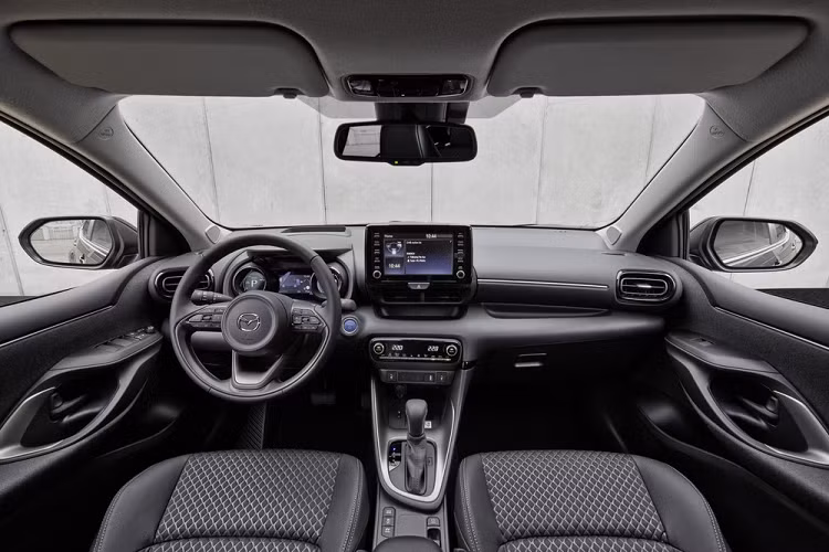 So với phiên bản ra mắt vào hồi tháng 8/2021, Mazda2 2022 mới trình làng sở hữu thiết kế khác biệt. Nguyên nhân là do Mazda2 2022 này có thiết kế gần như giống hệt Toyota Yaris. Thậm chí, Mazda2 2022 chỉ khác so với Toyota Yaris ở logo trên đầu xe và đuôi xe. Tương tự ngoại thất, nội thất của Mazda2 2022 cũng được bê nguyên từ Toyota Yaris sang, trừ logo ở vô lăng và thảm sàn.
