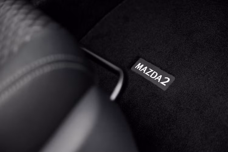 Như vậy, so với Mazda2 2022 ra mắt châu Âu vào hồi tháng 8 năm nay, mẫu xe hatchback hạng B này ngắn hơn 120 mm và chiều dài cơ sở giảm 20 mm. Kích thước này mang đến khoang hành lý 286 lít nếu hàng ghế sau không gập xuống.