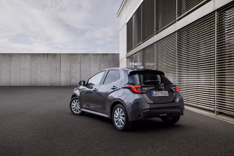 Trong khi đó, Mazda2 2022 ra mắt hồi tháng 8 tại châu Âu dùng máy xăng Skyactive-G, hút khí tự nhiên, dung tích 1.5L, có công suất tối đa 74 mã lực, 89 mã lực hoặc 113 mã lực, tùy phiên bản. 2 phiên bản mạnh hơn sẽ kết hợp với hệ thống mild hybrid 24V giúp tiết kiệm xăng hơn.