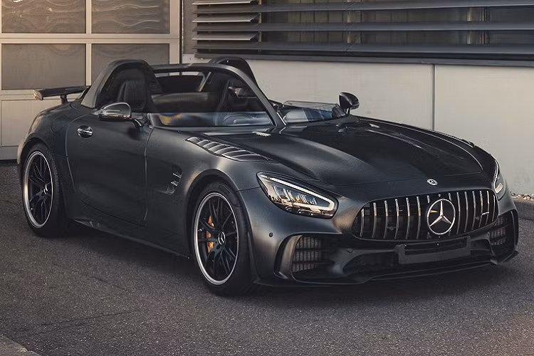 Trên thế giới, xu hướng theo phong cách không mui, không kính chắn gió (speedster) ở các mẫu siêu xe thể thao đang nở rộ. Ferrari Monza SP1 và SP2, McLaren Elva, Aston Martin V12 Speedster là những cái tên điển hình và gần đây nhất là Mercedes-McLaren SLR Stirling Moss mới.