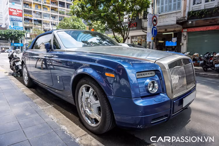 Nhắc đến thương hiệu Rolls-Royce, chúng ta ngay lập tức liên tưởng đến mẫu xe sở hữu thiết kế đậm chất quý tộc được chế tác thủ công cho tầng lớp thượng lưu. Trong đó, Rolls-Royce Phantom Drophead Coupe mui trần thu hút không ít sự chú ý nhờ vẻ ngoài xa xỉ đi kèm với giá bán cao ngất ngưởng tại thị trường Việt Nam.