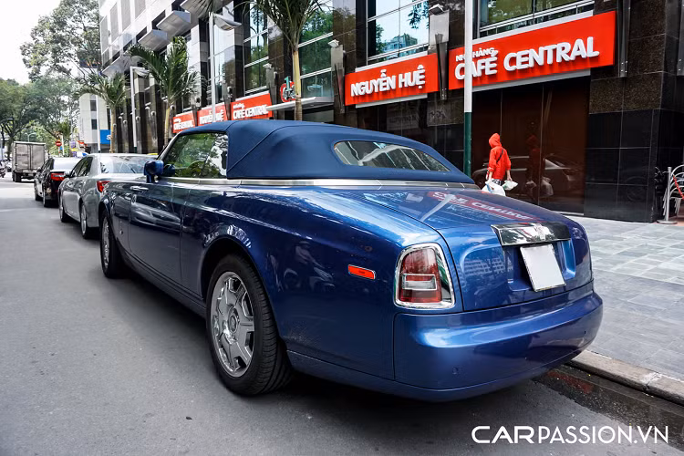 Tính đến thời điểm hiện tại, đã có không dưới 6 chiếc xe siêu sang Rolls-Royce Phantom Drophead Coupe được các doanh nghiệp nhập khẩu tư nhân mang về nước, hai trong số đó đang thuộc sở hữu của Tập đoàn Trung Nguyên Legend, những chiếc còn lại hầu hết đều đang "định cư" tại Sài Gòn và Hà Nội. Mẫu xe mui trần Phantom Drophead Coupe trong bài viết là chiếc duy nhất tại Việt Nam và định cư ở TP HCM.