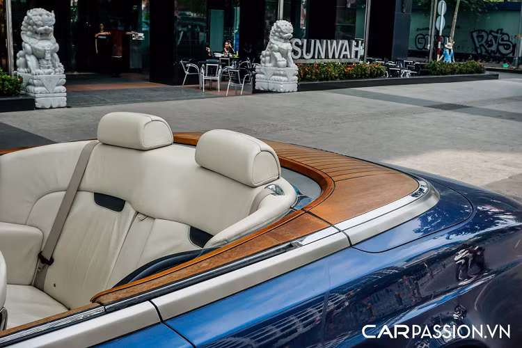 Rolls-Royce Phantom Drophead Coupe sở hữu vô-lăng 3 chấu nhỏ gọn, gợi nhớ đến chi tiết trên những mẫu xe cổ trước thập niên 2000. Cần chuyển số đặt ngay phía sau vô-lăng, cụm đồng hồ trung tâm bao gồm các đồng hồ analog và hai màn hình điện tử cỡ nhỏ hiển thị các thông tin vận hành. Hệ thống âm thanh trên xe thuộc thương hiệu Lexicon.