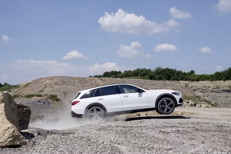 Chưa hết, C-Class All Terrain 2022 đã được nâng cấp để cải thiện sức kéo lên đến 1.800 kg, khách hàng thậm chí có thể đặt mua thêm tùy chọn rơ-moóc chạy điện hay hệ thống ổn định rơ-moóc ESP.
