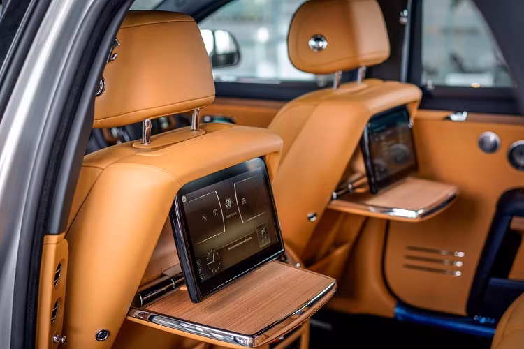 Những trang bị tiện nghi được Rolls-Royce cung cấp cho hành khách gồm có hệ thống âm thanh cao cấp 18 loa công suất 1.300 watt, hệ thống điều hòa tích hợp lọc bộ không khí nano, hệ thống thông tin giải trí iDrive chia sẻ từ BMW, màn hình giải trí cùng bàn làm việc phía sau, tủ lạnh chứa rượu champagne...