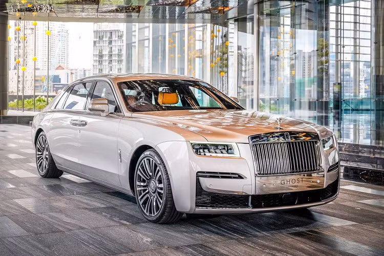 Rolls-Royce Motor Cars Kuala Lumpur, nhà phân phối thương hiệu Rolls-Royce tại Malaysia vừa giới thiệu đến khách hàng thế hệ thứ 2 của dòng sedan siêu sang Ghost. Sau Singapore, Thái Lan và Campuchia, Malaysia là thị trường tiếp theo ở Đông Nam Á mà Rolls-Royce Ghost 2021 mới được trình làng.