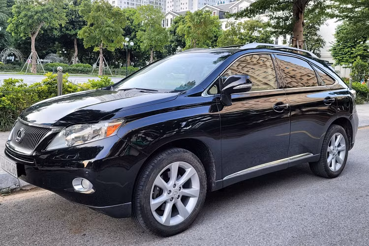 Theo thông tin rao bán trên sàn xe cũ Việt Nam, chiếc crossover hạng sang Lexus RX350 đời 2010 này đang được chào bán với mức giá “thách cưới” 1,180 tỷ đồng, xe trong tình trạng khá mới và mức ODO đã đi khoảng 80.000km.