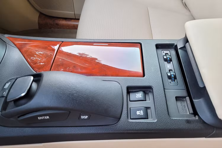 Nội thất của mẫu crossover được thiết kế và trang trí giá sang trọng sử dụng Da và ốp gỗ. Vô lăng và ốp bệ cần số được bọc da, ốp gỗ. Vô lăng tích hợp đầy đủ các phím chức năng điều khiển âm thanh, đàm thoại rảnh tay, điều khiển hành trình (Cruise control).
