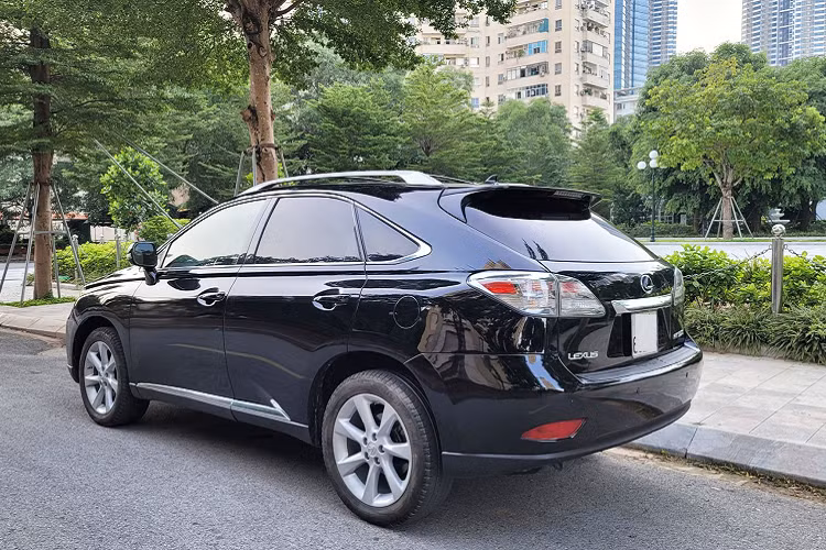 Dòng Lexus RX dùng máy hút khí tự nhiên nổi tiếng ở độ bền bỉ cao, ít hỏng vặt, phụ tùng thay thế dễ kiếm và rẻ hơn xe Đức. Chính vì thế, xe Lexus thường “có giá – giữ giá” hơn các lựa chọn xe Đức cùng đời như Mercedes-Benz ML hay BMW X5.