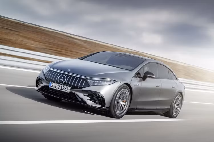 Mẫu xe Mercedes-AMG EQS 53 4Matic+ 2022 mới sở hữu tới 4 mô-tơ điện sản sinh công suất tổng hợp 649 mã lực và mô-men xoắn cực đại 950 Nm, gói Dynamic Plus sẽ giúp chiếc EQS hàng đầu mạnh mẽ 751 mã lực và 1.020 Nm ở chế độ đua Race Start.