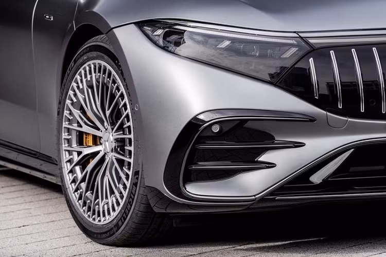 Mercedes-AMG EQS 53 có khả năng đánh lái trục sau lên đến 9 độ, giúp chiếc xe trở nên nhanh nhẹn hơn, đồng thời cũng làm giảm bán kính quay đầu.