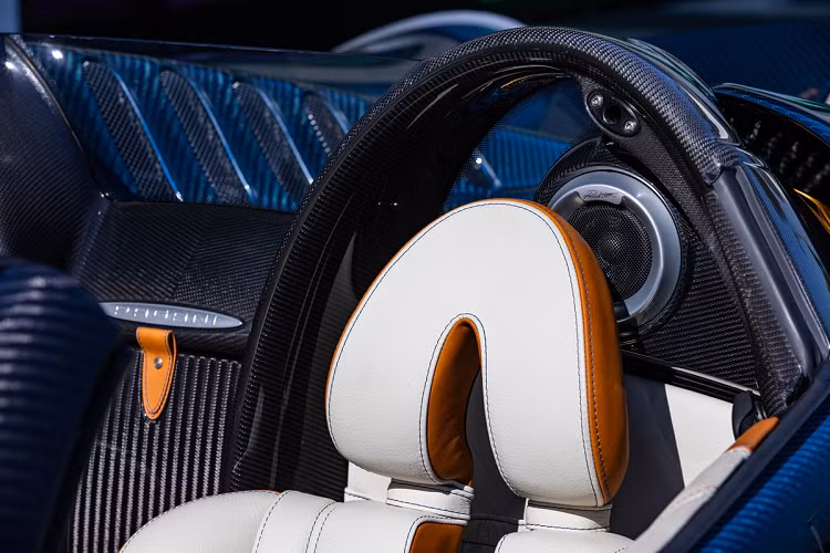 Pagani cung cấp cho Huayra Roadster tùy chọn mui bằng kính hoặc mui vải mềm. Do đó, cơ cấu mở cửa kiểu cánh chim được thay bằng kết cấu mở cửa truyền thống. Nắp khoang động cơ cũng được thiết kế lại.