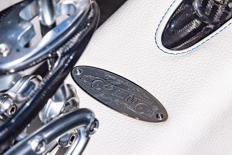 Chiếc Huayra Roadster này có số thứ tự 42/100 và từng được bán đấu giá hồi tháng 1/2020 với số tiền 2,37 triệu USD. Trong khi phần lớn siêu xe bản giới hạn sẽ tăng giá theo thời gian thì Huayra Roadster có số phận ngược lại. Ở thời điểm ra mắt, giá xe Pagani Huayra Roadster có mức tới 2,5 triệu USD. Hồi năm 2019, một chiếc Huayra Roadster cũng được bán lại với giá chỉ 2,1 triệu USD.