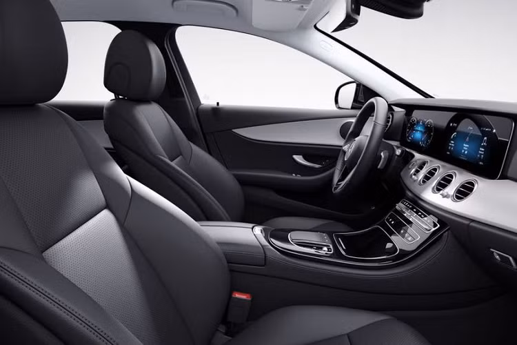 Ở khu vực ngoại thất, mẫu xe sang Mercedes-Benz E-Class 2021 có sự khác biệt so với phiên bản tiền nhiệm ở một số chi tiết như thiết kế đầu và đuôi xe hoàn toàn mới với cụm đèn chiếu sáng trước, đèn hậu dạng mảnh và mặt ca-lăng sửa đổi. Trên phiên bản E 220 d AMG Sport và E 300 e AMG Dynamic tại Thái Lan được trang bị thêm gói ngoại thất AMG Line mang phong cách thể thao.