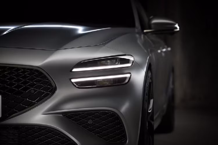 Tuy nhiên, so với G70 Sedan, Genesis G70 Shooting Brake có những thay đổi đáng kể trong thiết kế ngoại thất. Cụ thể, xe được trang bị thiết kế đuôi xe mới và phần nóc dài hơn để tăng thể tích khoang hành lý. Hãng Genesis khẳng định thể tích khoang hành lý của G70 Shooting Brake tăng 40% so với G70 Sedan. Ngoài ra, chủ xe còn có thể chở những đồ vật dài nhờ hàng ghế sau gập theo tỷ lệ 40:20:40.