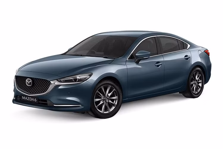 Tất cả biến thể của Mazda6 2021 đều được trang bị tiêu chuẩn đèn pha và đèn hậu LED, mâm xe hợp kim 17 inch, gương chiếu hậu chỉnh điện, màn hình cảm ứng 8 inch, định vị vệ tinh và tương thích Apple CarPlay, Android Auto. Xe còn có điều hòa 2 vùng, vô lăng và cần số bọc da.