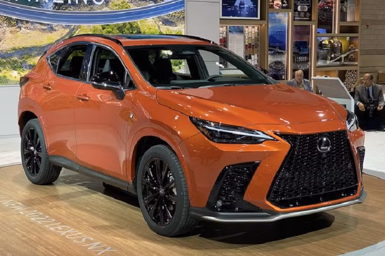 Có vẻ chiếc Lexus NX 2022 mới được trưng bày tại Triển lãm ôtô Chicago 2021 trước giờ ra mắt sẽ sở hữu ngoại thất màu cam Cadmium Orange, tông màu này không phải là mới nhưng nó vẫn giúp mẫu crossover trở nên sống động và nổi bật hơn.